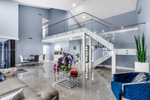 House in Hialeah, Florida 4 bedrooms, 210.52 sq.m. № 2031122 - photo 7