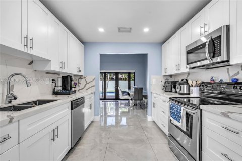 House in Hialeah, Florida 4 bedrooms, 210.52 sq.m. № 2031122 - photo 12