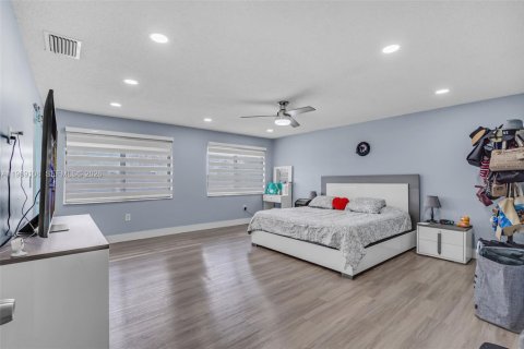 House in Hialeah, Florida 4 bedrooms, 210.52 sq.m. № 2031122 - photo 19