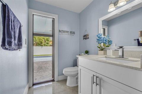 House in Hialeah, Florida 4 bedrooms, 210.52 sq.m. № 2031122 - photo 15
