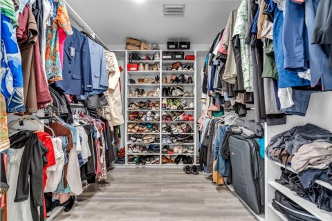 House in Hialeah, Florida 4 bedrooms, 210.52 sq.m. № 2031122 - photo 25