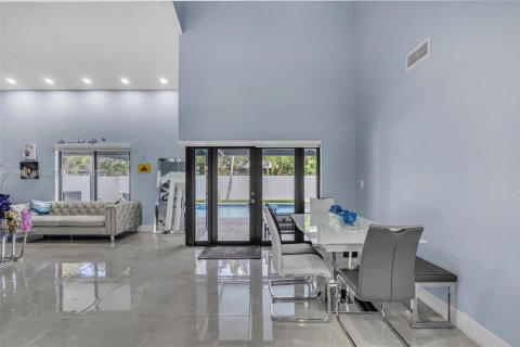 House in Hialeah, Florida 4 bedrooms, 210.52 sq.m. № 2031122 - photo 14