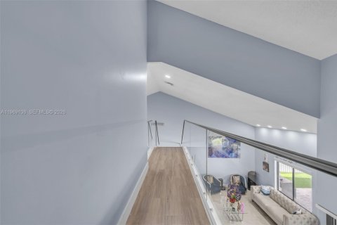 House in Hialeah, Florida 4 bedrooms, 210.52 sq.m. № 2031122 - photo 18