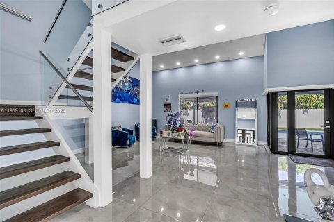 House in Hialeah, Florida 4 bedrooms, 210.52 sq.m. № 2031122 - photo 5