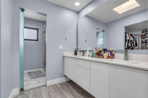 House in Hialeah, Florida 4 bedrooms, 210.52 sq.m. № 2031122 - photo 23