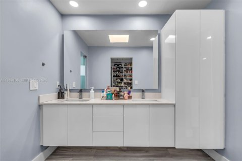 House in Hialeah, Florida 4 bedrooms, 210.52 sq.m. № 2031122 - photo 24