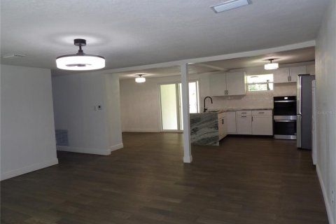 House in Zephyrhills, Florida 5 bedrooms, 210.33 sq.m. № 1900078 - photo 16