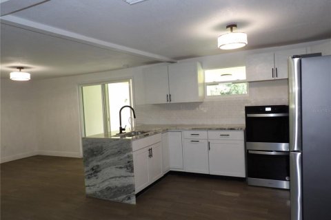 House in Zephyrhills, Florida 5 bedrooms, 210.33 sq.m. № 1900078 - photo 19
