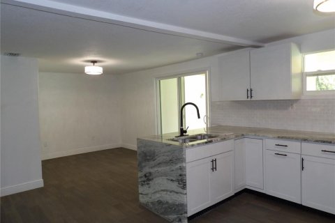 House in Zephyrhills, Florida 5 bedrooms, 210.33 sq.m. № 1900078 - photo 18