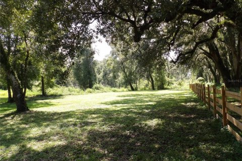 House in Zephyrhills, Florida 5 bedrooms, 210.33 sq.m. № 1900078 - photo 9