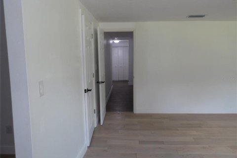 House in Zephyrhills, Florida 5 bedrooms, 210.33 sq.m. № 1900078 - photo 24