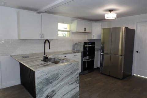 House in Zephyrhills, Florida 5 bedrooms, 210.33 sq.m. № 1900078 - photo 17