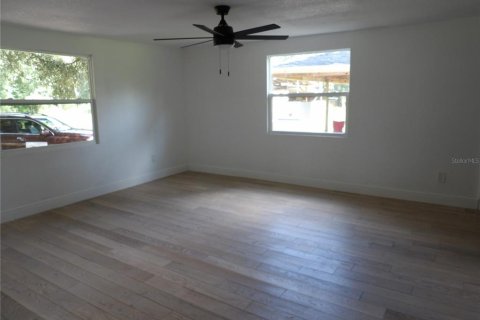 House in Zephyrhills, Florida 5 bedrooms, 210.33 sq.m. № 1900078 - photo 26