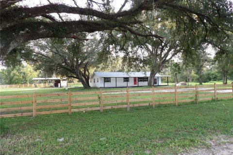 House in Zephyrhills, Florida 5 bedrooms, 210.33 sq.m. № 1900078 - photo 1