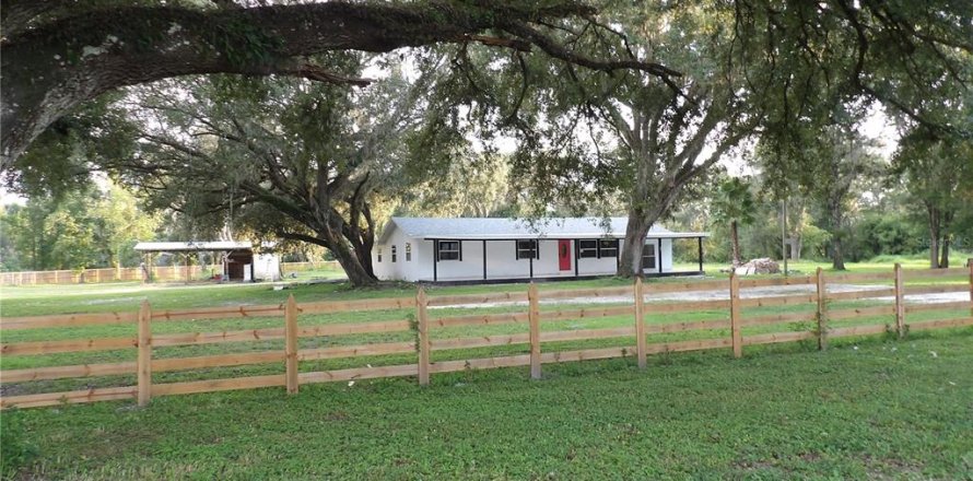 House in Zephyrhills, Florida 5 bedrooms, 210.33 sq.m. № 1900078
