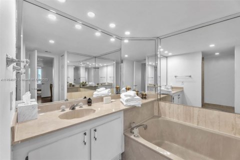 Condo in Miami, Florida, 3 bedrooms  № 1860096 - photo 15