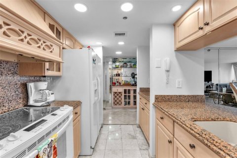 Condo in Miami, Florida, 3 bedrooms  № 1860096 - photo 12