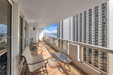 Condo in Miami, Florida, 3 bedrooms  № 1860096 - photo 23