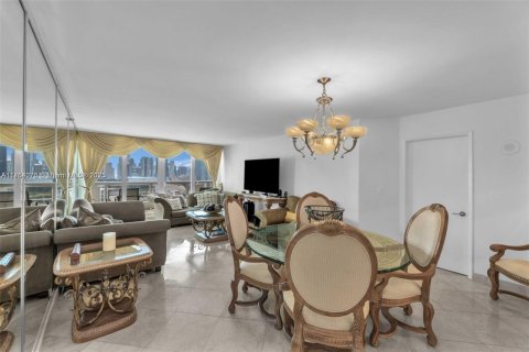 Condo in Miami, Florida, 3 bedrooms  № 1860096 - photo 2