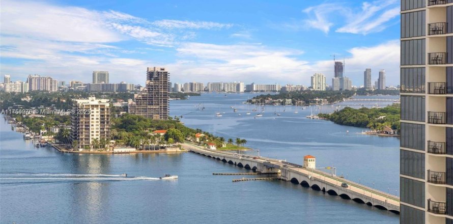 Condo in Miami, Florida, 3 bedrooms  № 1860096