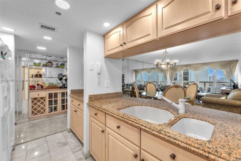 Condo in Miami, Florida, 3 bedrooms  № 1860096 - photo 11