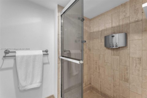 Condo in Miami, Florida, 3 bedrooms  № 1860096 - photo 16