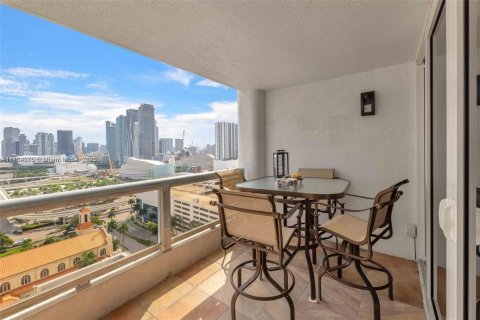 Condo in Miami, Florida, 3 bedrooms  № 1860096 - photo 22