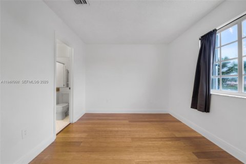 House in Miami, Florida 2 bedrooms, 88.26 sq.m. № 2000881 - photo 23