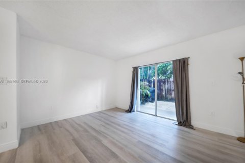 House in Miami, Florida 2 bedrooms, 88.26 sq.m. № 2000881 - photo 13