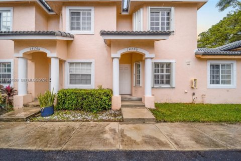 House in Miami, Florida 2 bedrooms, 88.26 sq.m. № 2000881