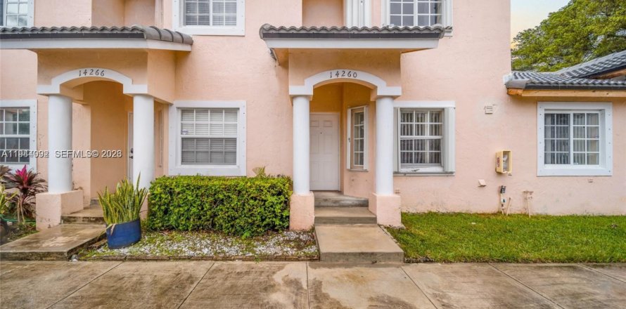 House in Miami, Florida 2 bedrooms, 88.26 sq.m. № 2000881