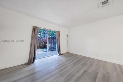 House in Miami, Florida 2 bedrooms, 88.26 sq.m. № 2000881 - photo 14