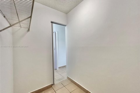 Condominio en alquiler en Pembroke Pines, Florida, 2 dormitorios, 81.85 m2 № 1976052 - foto 23