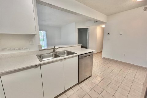 Condominio en alquiler en Pembroke Pines, Florida, 2 dormitorios, 81.85 m2 № 1976052 - foto 5