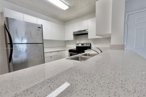 Condominio en alquiler en Pembroke Pines, Florida, 2 dormitorios, 81.85 m2 № 1976052 - foto 3