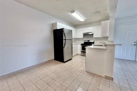 Condominio en alquiler en Pembroke Pines, Florida, 2 dormitorios, 81.85 m2 № 1976052 - foto 2