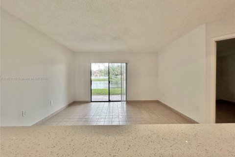 Condominio en alquiler en Pembroke Pines, Florida, 2 dormitorios, 81.85 m2 № 1976052 - foto 6