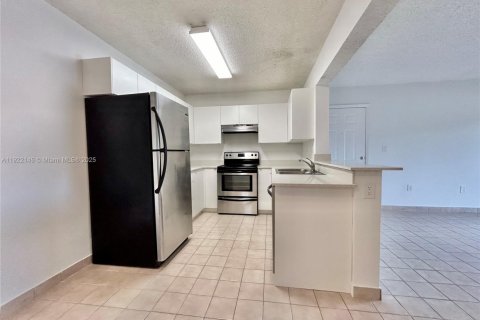Condominio en alquiler en Pembroke Pines, Florida, 2 dormitorios, 81.85 m2 № 1976052 - foto 1