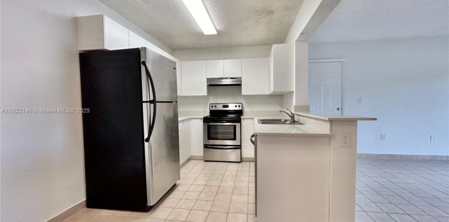 Condominio en Pembroke Pines, Florida, 2 dormitorios  № 1976052