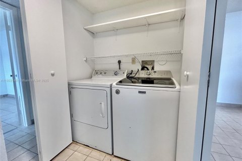 Condominio en alquiler en Pembroke Pines, Florida, 2 dormitorios, 81.85 m2 № 1976052 - foto 17