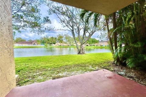 Condominio en alquiler en Pembroke Pines, Florida, 2 dormitorios, 81.85 m2 № 1976052 - foto 10
