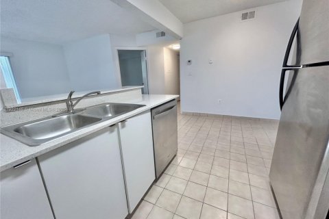 Condominio en alquiler en Pembroke Pines, Florida, 2 dormitorios, 81.85 m2 № 1976052 - foto 4