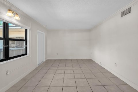 Apartamento en alquiler en Miami, Florida, 2 dormitorios, 63.08 m2 № 1992095 - foto 2