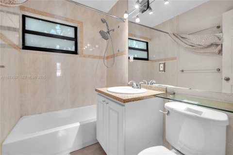 Apartamento en alquiler en Miami, Florida, 2 dormitorios, 63.08 m2 № 1992095 - foto 14