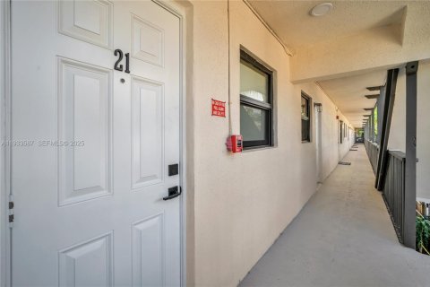 Apartamento en alquiler en Miami, Florida, 2 dormitorios, 63.08 m2 № 1992095 - foto 1