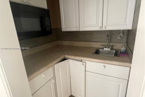 Appartement à louer à Miami Springs, Floride: 1 chambre, 157.38 m2 № 1889099 - photo 4