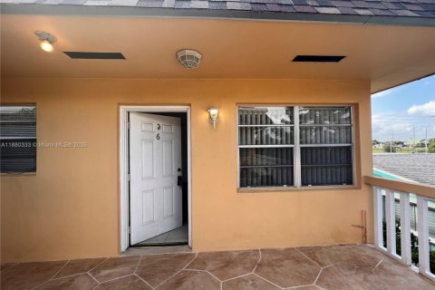Condominio en alquiler en Hallandale Beach, Florida, 1 dormitorio, 57.6 m2 № 1929061 - foto 1