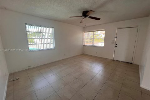 Condominio en alquiler en Hallandale Beach, Florida, 1 dormitorio, 57.6 m2 № 1929061 - foto 3