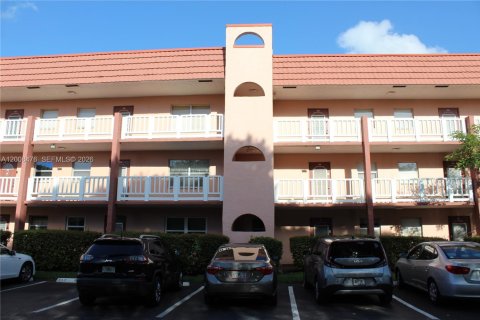 Condo in Sunrise, Florida, 2 bedrooms  № 2076531 - photo 11