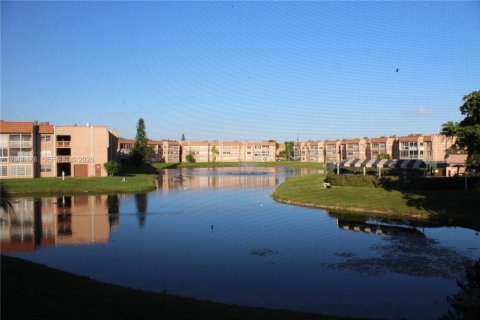 Condo in Sunrise, Florida, 2 bedrooms  № 2076531 - photo 2